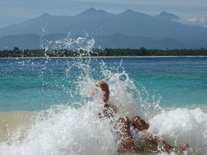 Gili Meno - Playing in the waves 