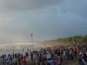 Bali - Kuta beach gets crowded