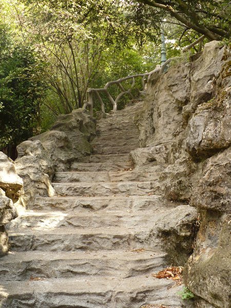reall stone stairs that look fqke