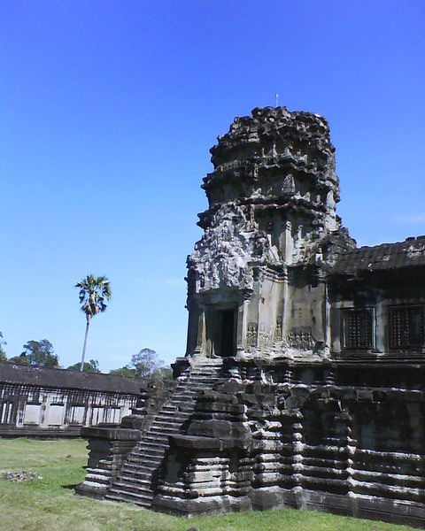 Angkor column