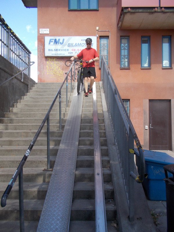 Bike ramp to negotiate stairs with a bike