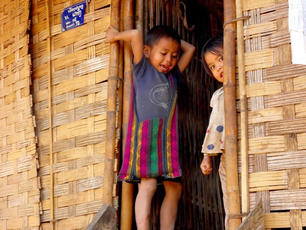 Kinder im Bambusdorf