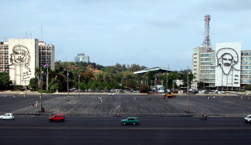 Plaza De La Revolución with Che and Camilo