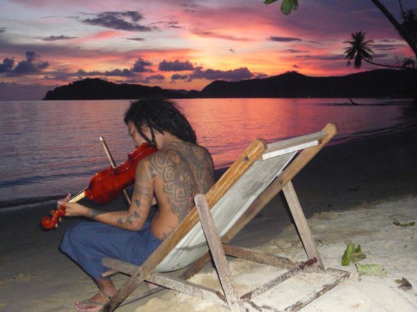 Vioolspelende Thaisafari op het strand