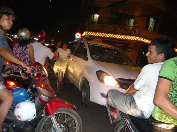 Achterop motortaxi in Hanoi, aanrader!