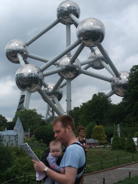 Daddy telling me all about the atomium