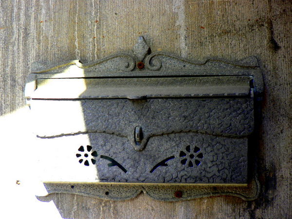 An old letterbox on Rue Saint-Paul