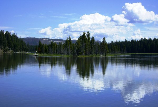 Yellowstone cliche lake photo