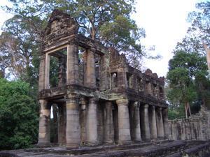 Cylindrical columns in Preah Khan