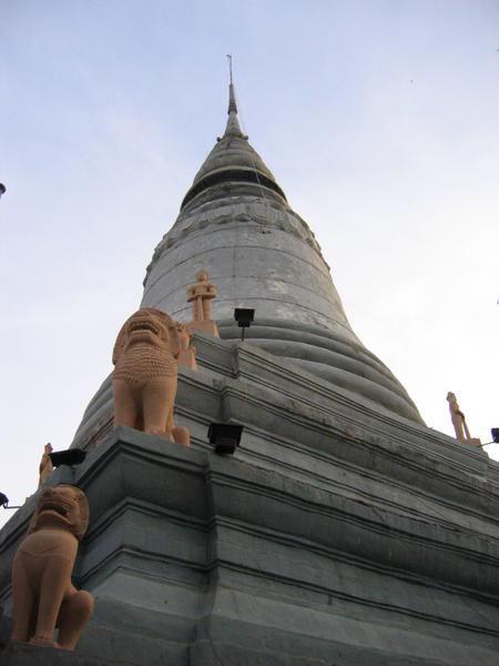 Wat Phnom 4