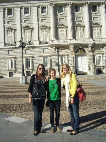 me, leslie and abby in front of the palace