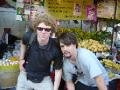 Lorenz und ich vor unserem Fruehstuecksstand