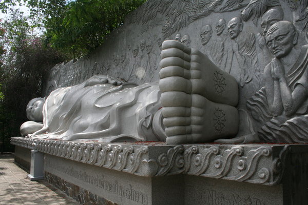 Long Son pagoda - reclining Buddha