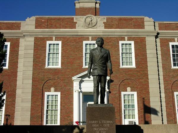 Harry Statue in front of the Court House