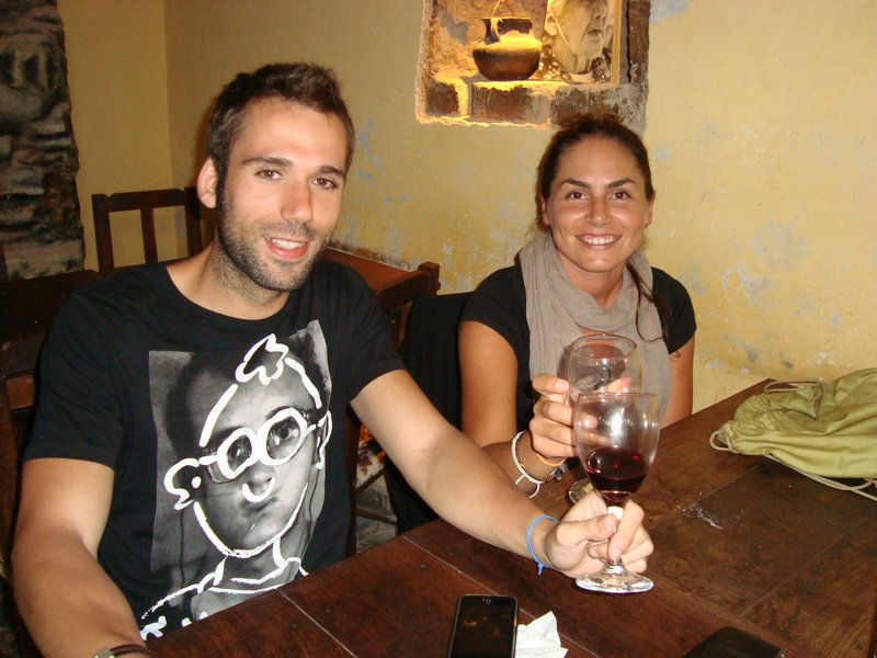 NORTE DE ARGENTINA. Bebiendo una botellita de vino de Mendoza con Sergi ;)