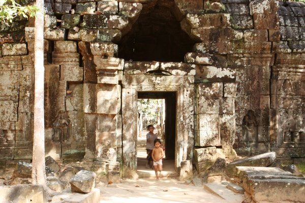 Angkor Temple - Ta Som children