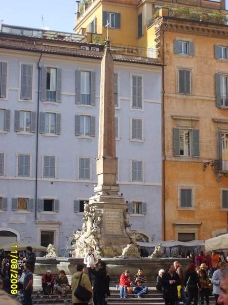 Statue in Pantheon Square