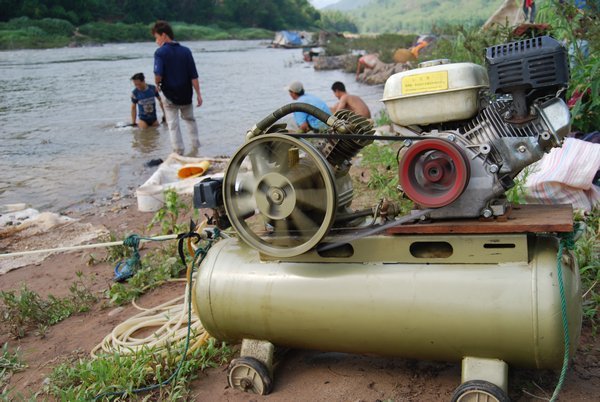 People are actually using this oxygen pump from 1900 to dive for gold