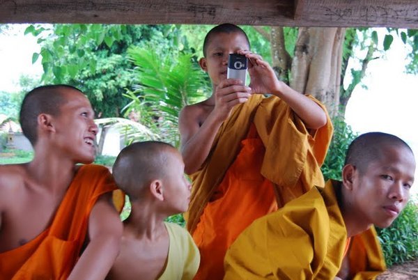 These novices were DESPERATE to get photos of me on their cell phones