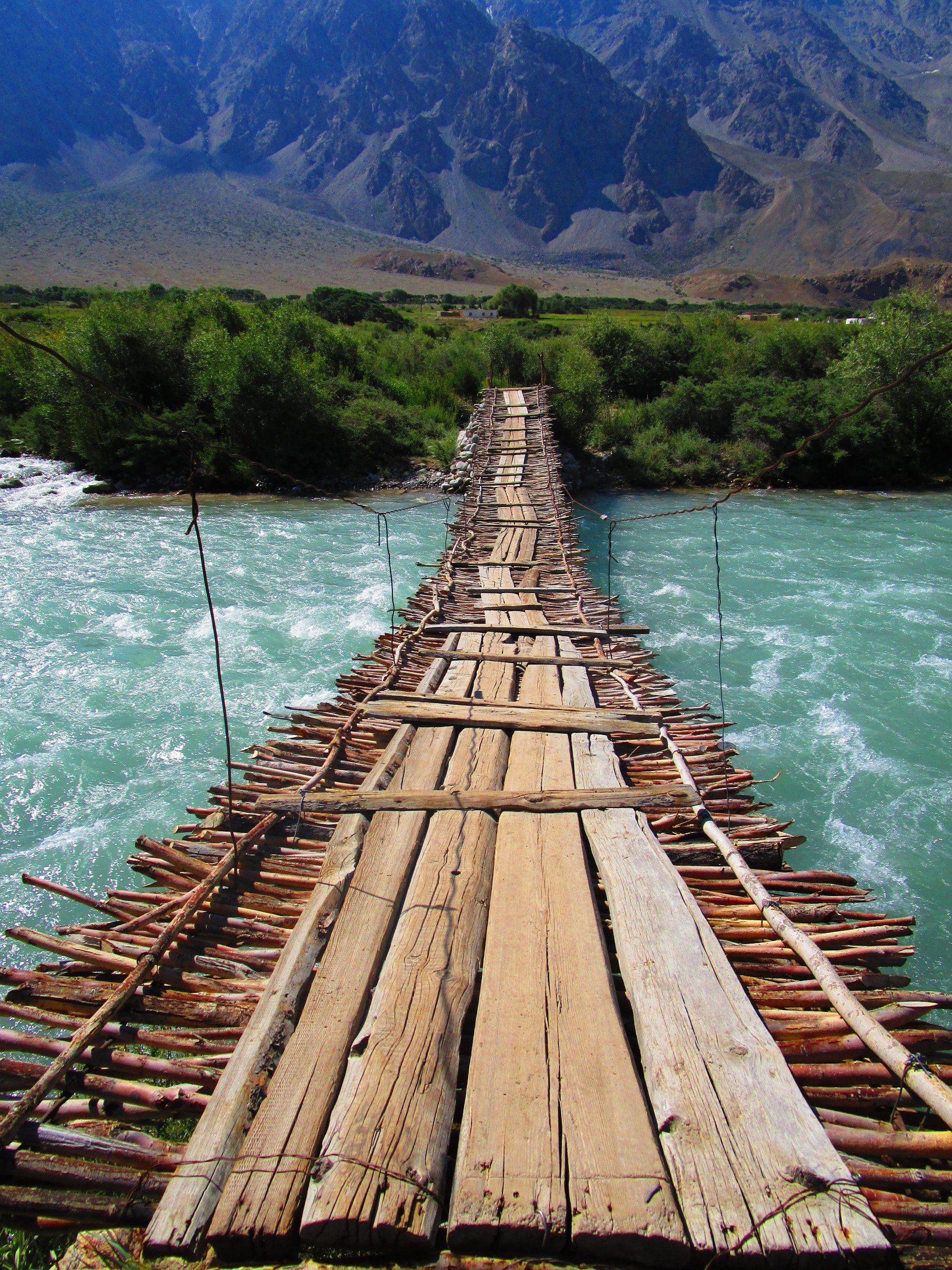 rickety-bridge-in-bachor-photo