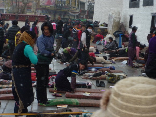 Pilgrims praying at Jokhang temple