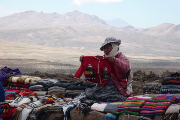 mujeres selling textiles at the pass