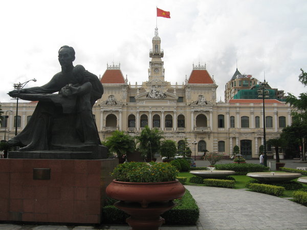 Pentin patsas Vietnamin kunnantalon edessa