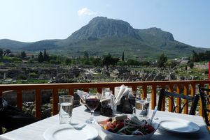 Lunch at Korinthos site