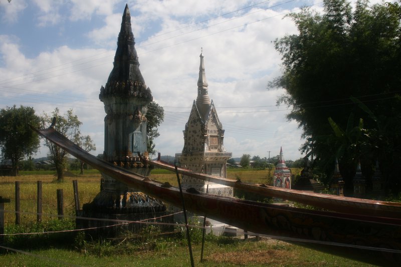 Long boats and graves in the Wat grounds