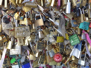 Relationship locks on the bridges over the Seine