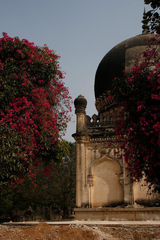 Side path to a cluster of tombs in Hyderabad