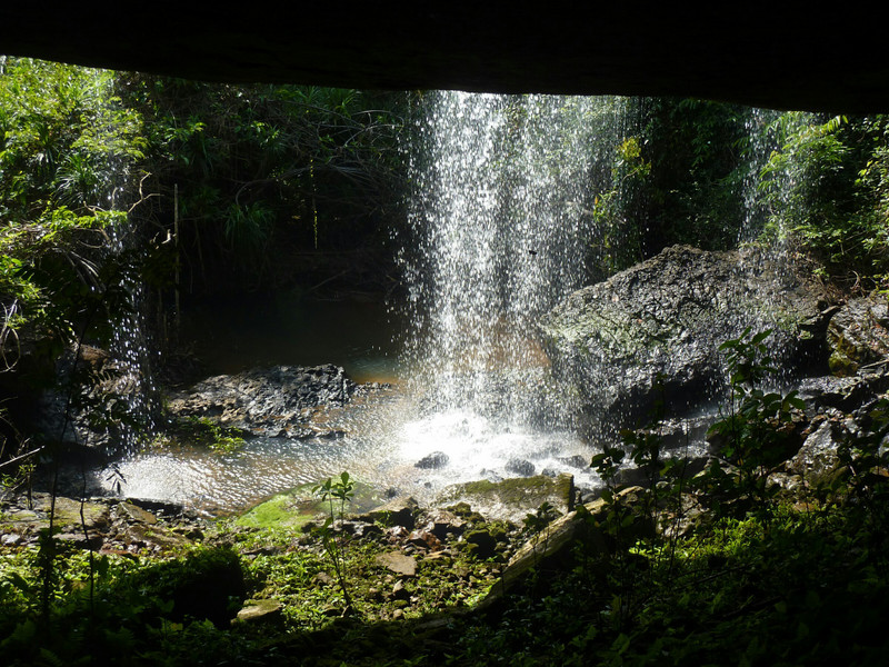 Wasserfallvorhang vor Fledermaushöhle