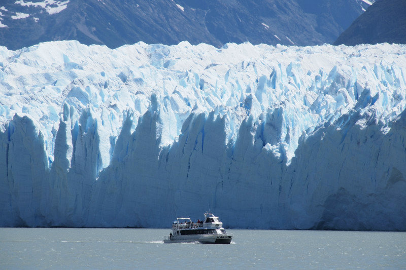 Kleines (?) Boot vor grossem Gletscher