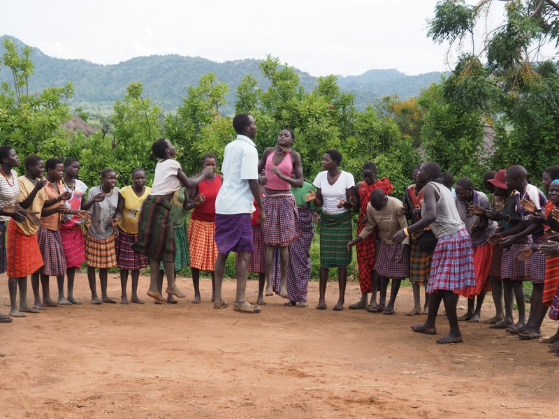 Die Dorfbewohner tanzen und singen