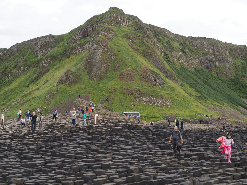 Giant's Causeway mit einem kleinen Teil der Touristen