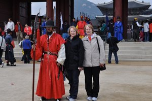 Maryanne and Christine with the guard in front of Gyeongbuk Palace