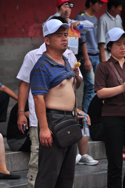 How Chinese men keep cool