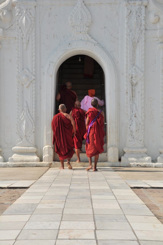 Monks entering Itsinbyone Paya