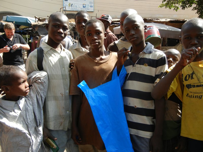 kids in market bamako (5)