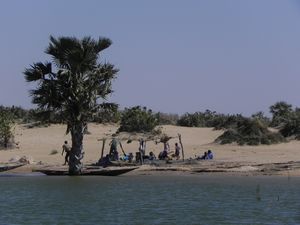 The river bank is turning into desert as we get closer to Timbuktu.