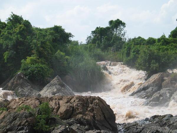 the mekong rapids plowing right through the islands