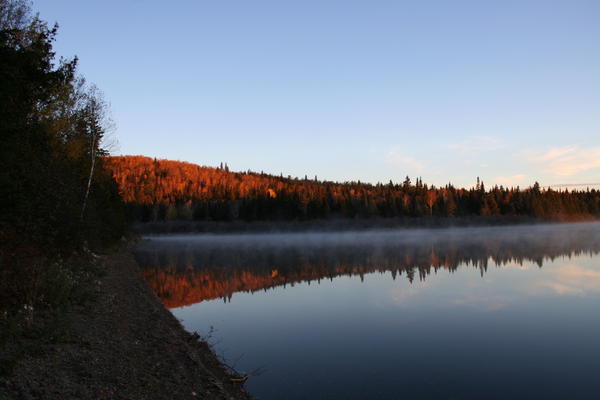 Lac et brumes matinales
