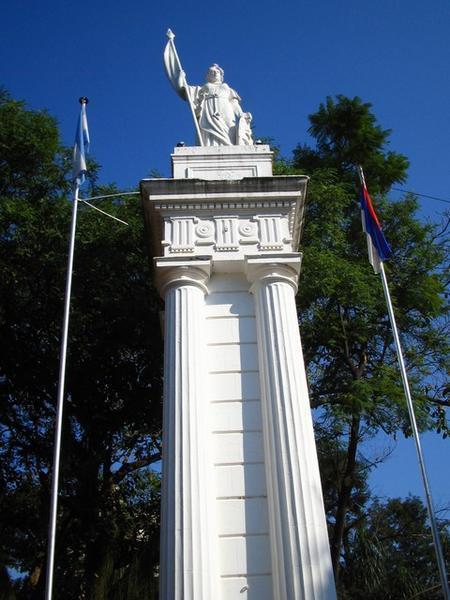Plaza 9 de Julio Statue