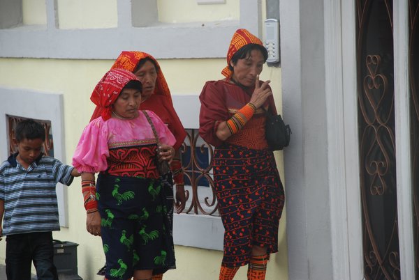 Kuna ladies dressed in their tradition customs