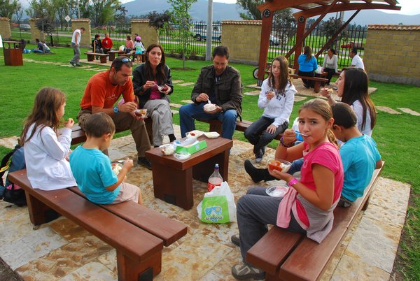 Szapiro and Sapir families eating deserts in Alpina