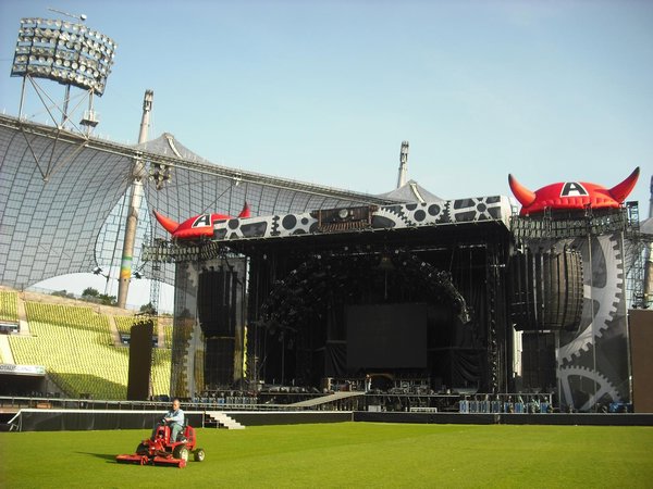 der at tiltrække Læs AC/DC stage - Olympic Stadium, Munich | Photo