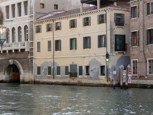 Traffic Lights and Signs Needed on the Grand Canal
