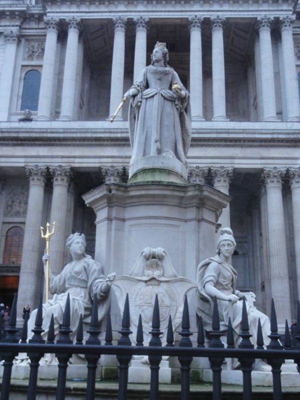 Queen Victoria in statute