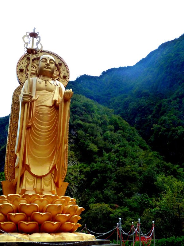 Golden Buddha statue at Tianxiang