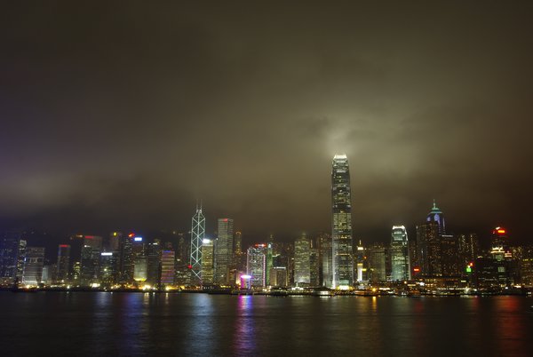 Nebeliges HK bei Nacht